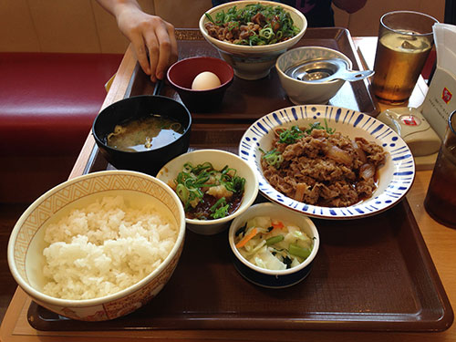 牛丼，好看又好吃，開始我不知道這個“丼”怎麼讀，是什麼意思。和朋友吹了半天很好吃的日式餐，最後從《甲午》日語翻譯武偉宸那兒得知原來是牛肉蓋飯……