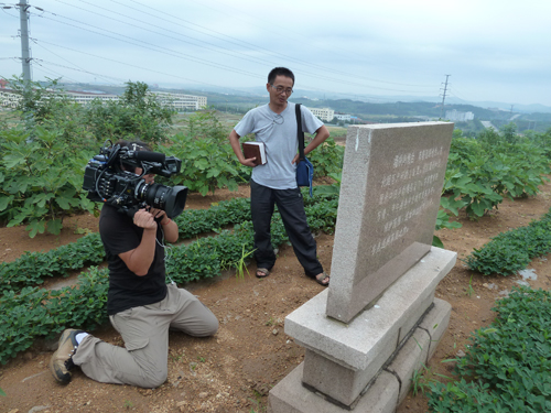 高洪超帶領攝製組尋找炮臺遺址