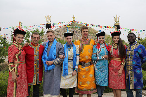 八位留學生參加當地居民的祭敖包儀式