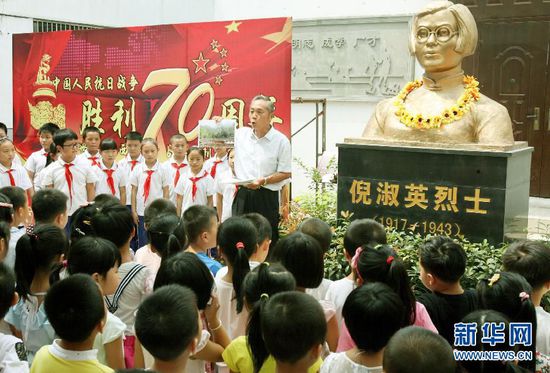 蘇州市學士中心小學學生在倪淑英烈士雕塑前接受愛國主義教育