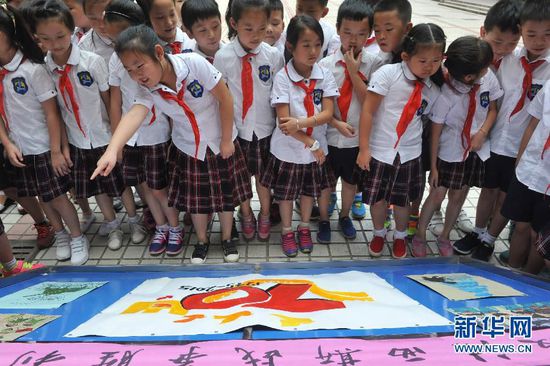 浙江省臨安市博世凱小學學生參觀紀念抗戰勝利70週年繪畫展