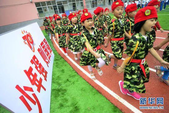 濟南市經八路小學一年級新生進行“閱兵”表演