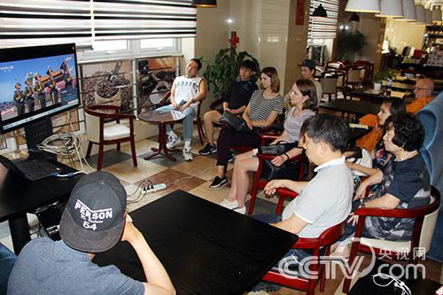9月3日上午，天津外國語大學不少外國留學生自發地圍坐在電視機前觀看中國閱兵式，“90後”韓國留學生趙相炫和家人也在其中。（央視網記者 郭城 攝影）
