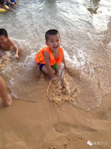 韋喬斌，6歲。紅海灣踏浪！