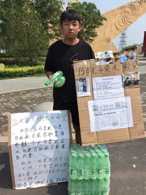 馬炎龍獨自在賣水