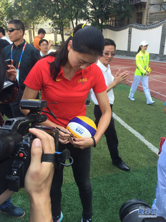 薛晨在奪冠時使用的排球上簽名，並將球贈送給孩子們 劉豐攝