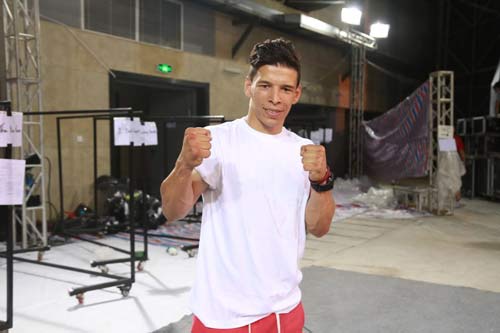 61公斤級UFC綜合格鬥冠軍Abdelkader Souane絲毫不畏懼小牛