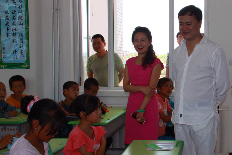 2012年，黨彥寶夫婦看望燕寶基金會捐建的生態移民區學校的學生。
