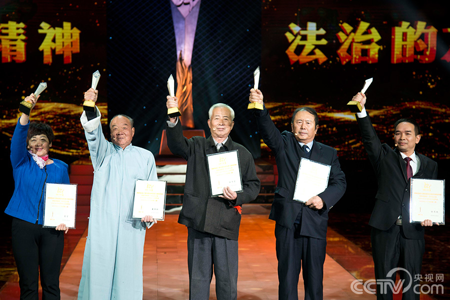 堅持普法三十年的義務普法員代表：陳萬宏、李芳、潘恒球、伍思揚、邢建平