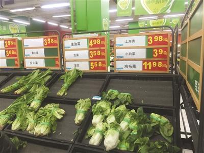 超市裏蔬菜售價不菲。柳揚 攝