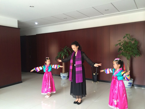 蔣欣穎和趙子儀這對好朋友見到了自己喜愛的老師——著名舞蹈家沈培藝，並向她學習民族舞。