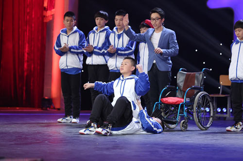 圖：“輪椅男孩”“借”隊友雙腿舞蹈