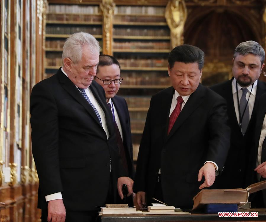 PRAGUE, March 30, 2016 (Xinhua) -- Chinese President Xi Jinping (R, front) and his Czech counterpart Milos Zeman (L, front) visit the Strahov Library in Prague, the Czech Republic, March 30, 2016. (Xinhua/Lan Hongguang)