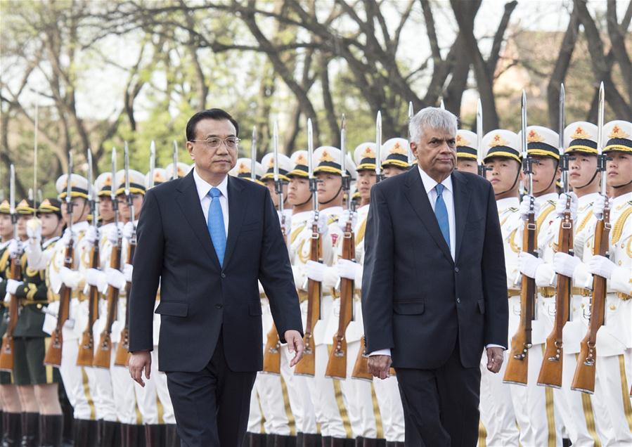  Chinese Premier Li Keqiang (L) holds a welcoming ceremony for Sri Lankan Prime Minister Ranil Wickremesinghe in Beijing, China, April 7, 2016. (Xinhua/Wang Ye) 