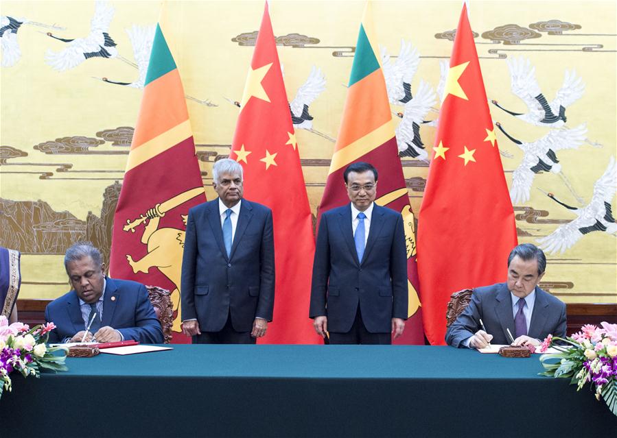 Chinese Premier Li Keqiang (2nd R) and Sri Lankan Prime Minister Ranil Wickremesinghe (2nd L) attend the signing ceremony of bilateral cooperation documents in Beijing, China, April 7, 2016. (Xinhua/Wang Ye)