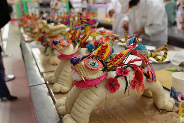 flowery flour buns, also called “mianhua” in Chinese, are a kind of flower-shaped steamed bun that is very common in North China.