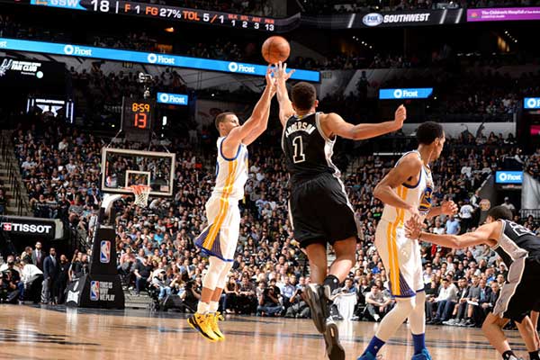 Warriors tie record with 72nd win & end Spurs home streak