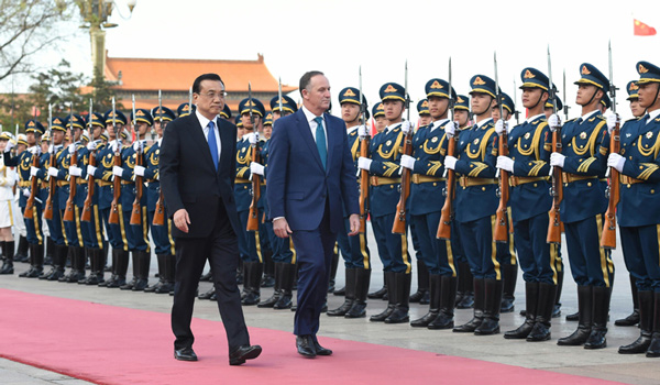 Chinese Premier Li Keqiang has held a welcome ceremony for visiting New Zealand Prime Minister John Key at the Great Hall of the People in Beijing.