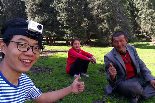 Equipped with a bicycle and a camera, Shui Zheng cycled to more than 20 cities or towns in the Xinjiang Uygur Autonomous Region, including Yili, Kashgar and Aksu, covering a distance of around ten thousand kilometers. 