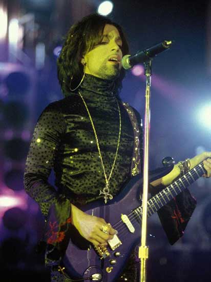 Prince performs at the Miami Arena August 15, 1997. [Photo: Imagine China]