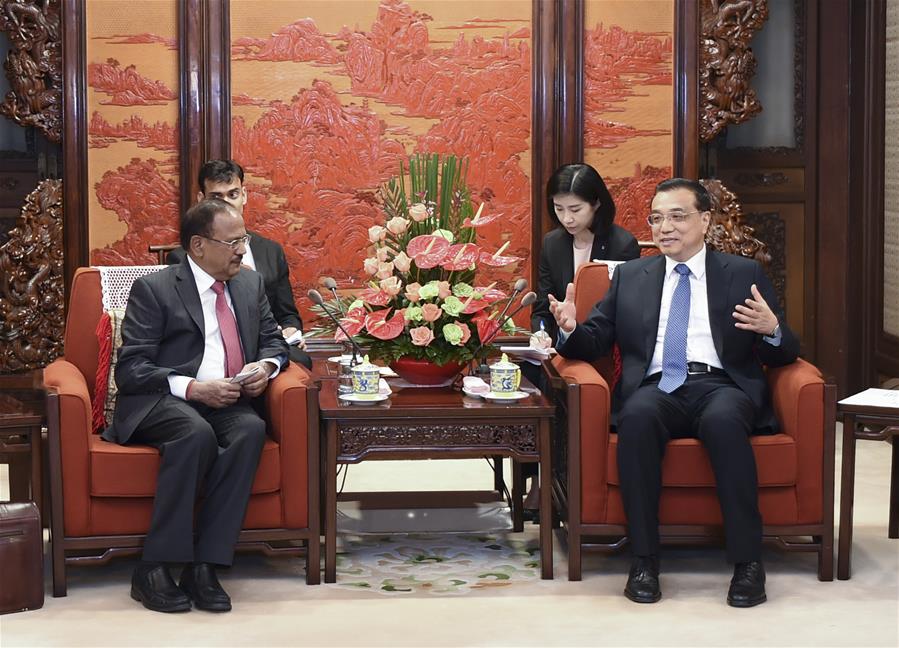 Chinese Premier Li Keqiang(R) meets with India