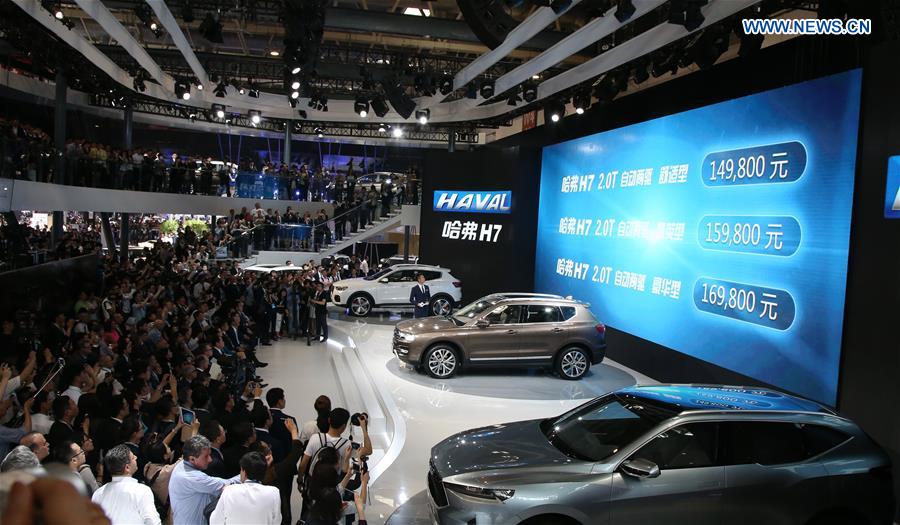 BEIJING, April 25, 2016 (Xinhua) -- Vistors watch Haval H7 SUVs at Beijing International Automotive Exhibition in Beijing, capital of China, April 25, 2016. The exhibition attracted more than 1,600 exhibitors from 14 countries and regions. (Xinhua/Bai Xuefei)