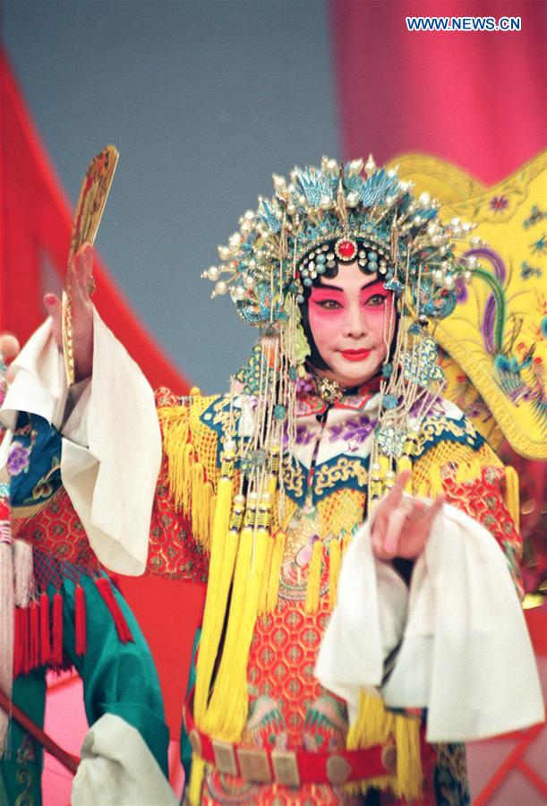 BEIJING, April 25, 2016 (Xinhua) -- File photo taken in 1994 shows Mei Baojiu performing in a lantern festival gala of CCTV in Beijing, capital of China. Mei Baojiu, a famous Peking opera performer, died at the age of 82 on Monday in Beijing. He was the ninth child and successor of Mei Lanfang, one of the most respected Chinese artists of the 20th century and creator of the "Mei School" style of Peking opera. (Xinhua)