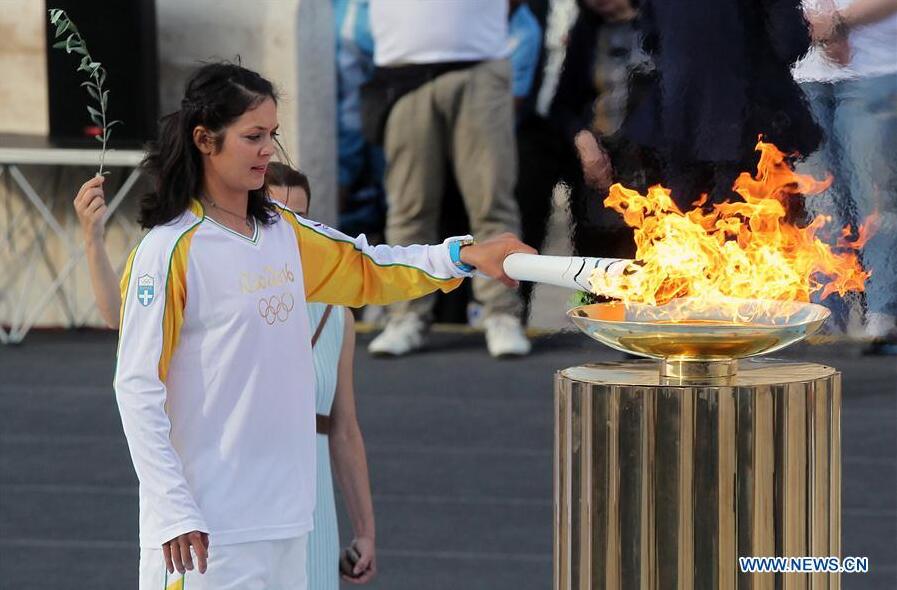 ATHENS, April 28, 2016 (Xinhua) -- The last torch bearer on Greek territory, rowing World Champion Katerina Nikolaidou of Greece lights the cauldron during the handover ceremony at Panathenaic Stadium in Athens, April 27, 2016. (Xinhua/Marios Lolos)