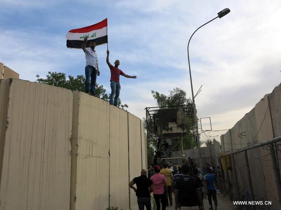 BAGHDAD, April 30, 2016 (Xinhua) -- Followers of Shiite cleric Moqtada al-Sadr are seen in central Baghdad, Iraq on April 30, 2016. Thousands of followers of Shiite cleric Moqtada al-Sadr on Saturday stormed the heavily fortified Green Zone in central Baghdad and took control of the parliament building and surrounding areas, while dozens of lawmakers, officials and employees tried to escape the government district. (Xinhua/Khalil Dawood)