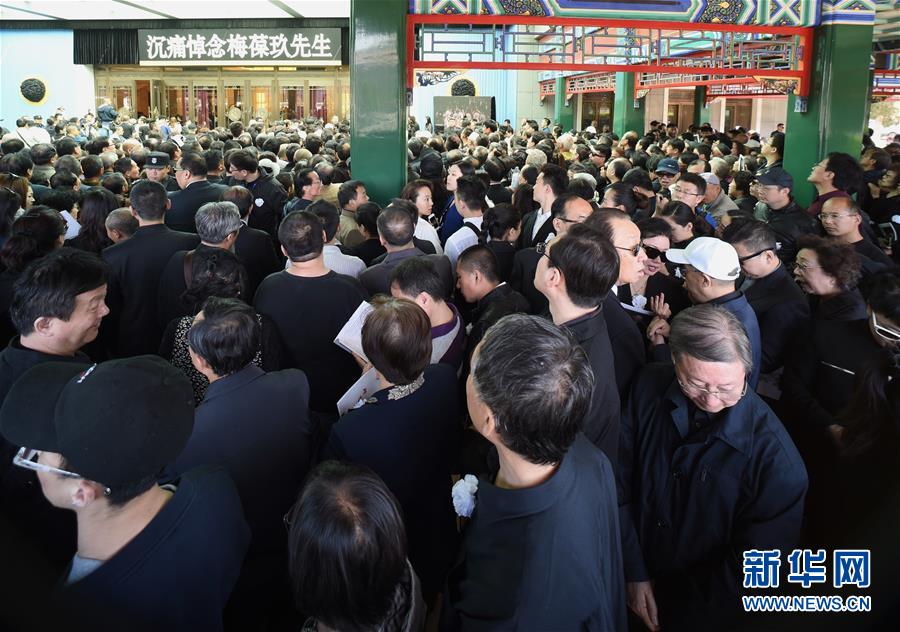 Today, Beijing officially bids farewell to Peking-Opera legend Mei Baojiu, son of the renowned Mei Lanfang. Though his voice is silent now on earth, his legacy lives on in the hearts of opera acolytes. We meet some of them now at Mei