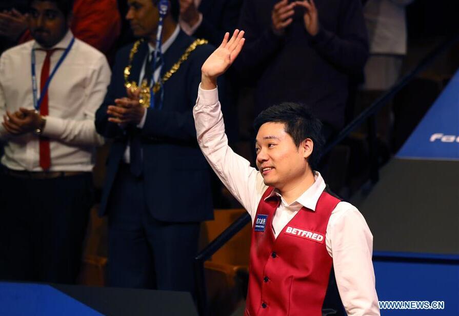 SHEFFIELD, May 3, 2016 (Xinhua) -- Ding Junhui of China acknowledges his supporters during the awarding ceremony after the final with Mark Selby of England at the World Snooker Championship 2016 at the Crucible Theatre in Sheffield, England on May 2, 2016. (Xinhua/Han Yan) 