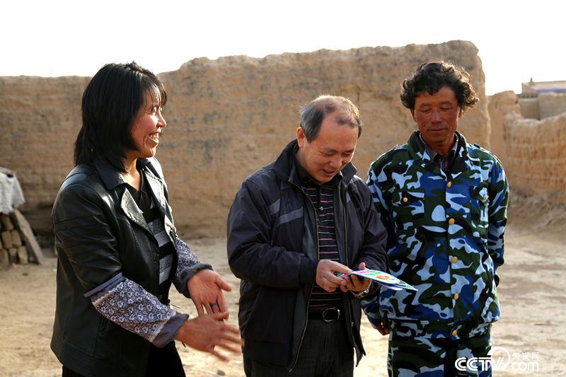 2015年3月曲建武到甘肅農村學生家家訪。