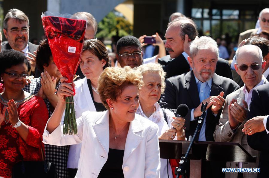 BRASILIA, May 12, 2016 (Xinhua) -- The Brazilian President, Dilma Rousseff (C), greets her supporters during her departure from the Planalto Palace, in Brasilia, capital of Brazil, on May 12, 2016. The Brazilian Senate Thursday voted to continue the impeachment process against President Dilma Rousseff, suspending her from office for 180 days. (Xinhua/AGENCIA ESTADO)