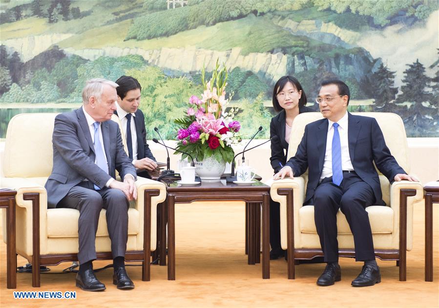 Chinese Premier Li Keqiang(R) meets with French Foreign Minister Jean-Marc Ayrault in Beijing, capital of China, May 16, 2016.(Xinhua/Xie Huanchi) 