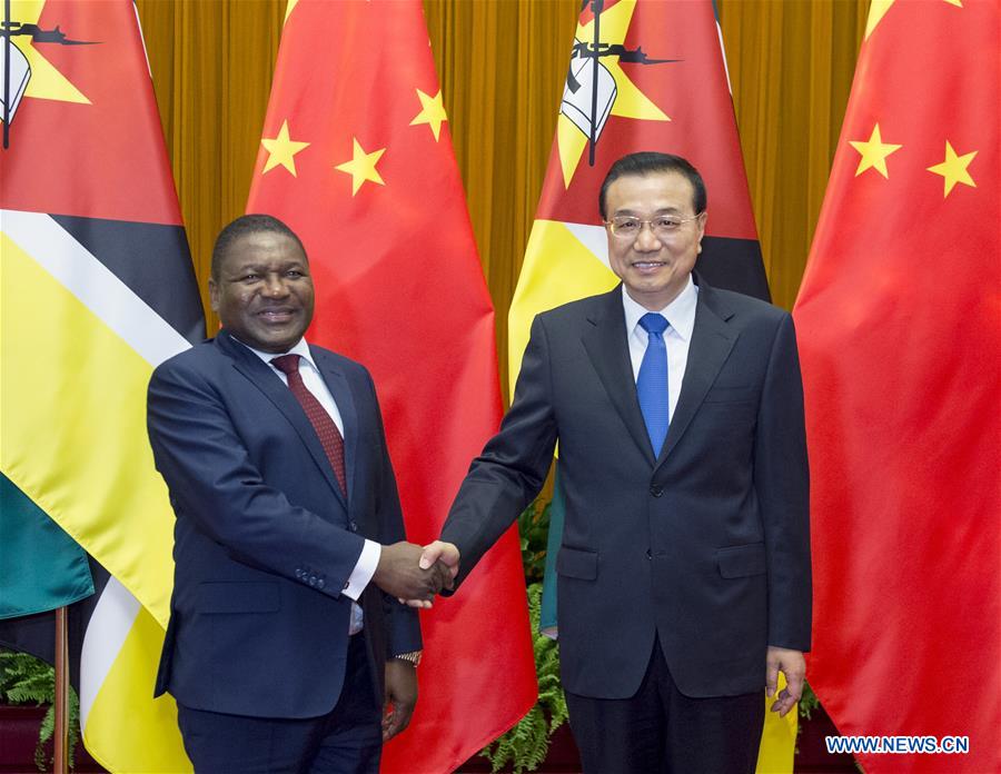 EIJING, May 19, 2016 (Xinhua) -- Chinese Premier Li Keqiang (R) meets with Mozambican President Filipe Jacinto Nyusi in Beijing, capital of China, May 19, 2016.(Xinhua/Wang Ye) 