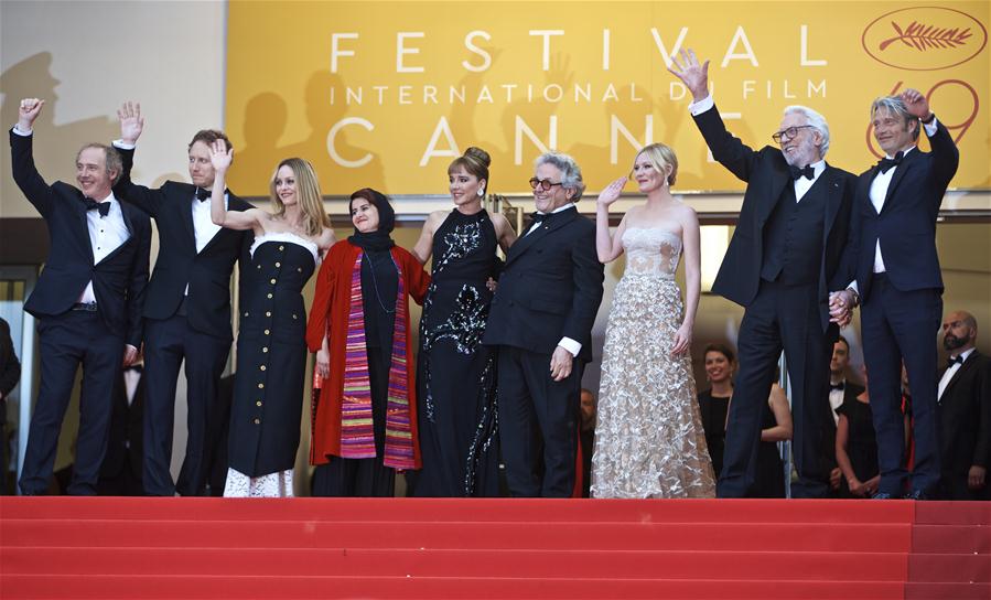 (L-R) Jury members French director Arnaud Desplechin, Hungarian director Laszlo Nemes, French actress and singer Vanessa Paradis, Iranian producer Katayoon Shahabi, Italian actress and director Valeria Golino, Australian director George Miller, U.S. actress Kirsten Dunst, Canadian actor Donald Sutherland and Danish actor Mads Mikkelsen pose as they arrive at the closing ceremony of the 69th Cannes Film Festival in Cannes, France, May 22, 2016. (Xinhua/Jin Yu)