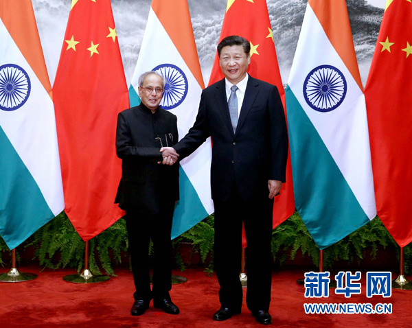 Chinese President Xi jinping Thursday met with visiting Indian President Pranab Mukherjee in Beijing.