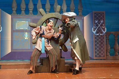 A touring British theatre company has brought its production of "Robinson Crusoe" to Beijing