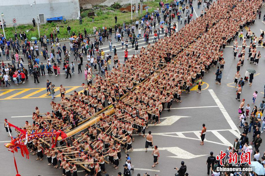 Photo shows 1,600 strong men carrying a giant wooden dragon boat to the river in Shibing County of southwest China