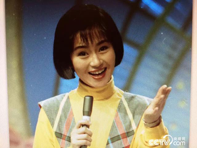1985年6月1日，鞠萍姐姐第一次主持《七巧板》
