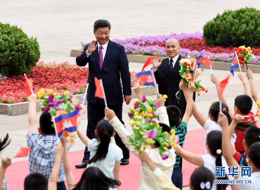 Chinese President Xi Jinping has welcomed Cambodian King Norodom Sihamoni at the Great Hall of the People in Beijing. A welcome ceremony was held and the military band played the national anthems of the two countries. 