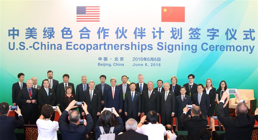 Chinese State Councilor Yang Jiechi, U.S. Secretary of State John Kerry and delegates pose for a group photo after the U.S.-China Ecopartnerships Signing Ceremony in Beijing, China, June 6, 2016. (Xinhua/Yao Dawei)