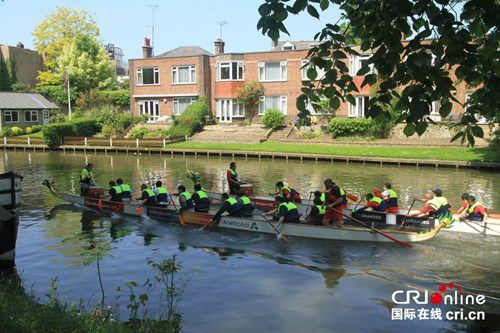 To celebrate the upcoming Dragon Boat Festival, 12 teams made up of students from Cambridge and neighboring universities have gathered on the River Cam for a special boat race.