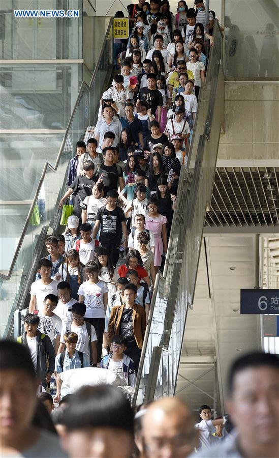  Passengers prepare to board a train at the railway station in Yinchuan, capital of northwest China