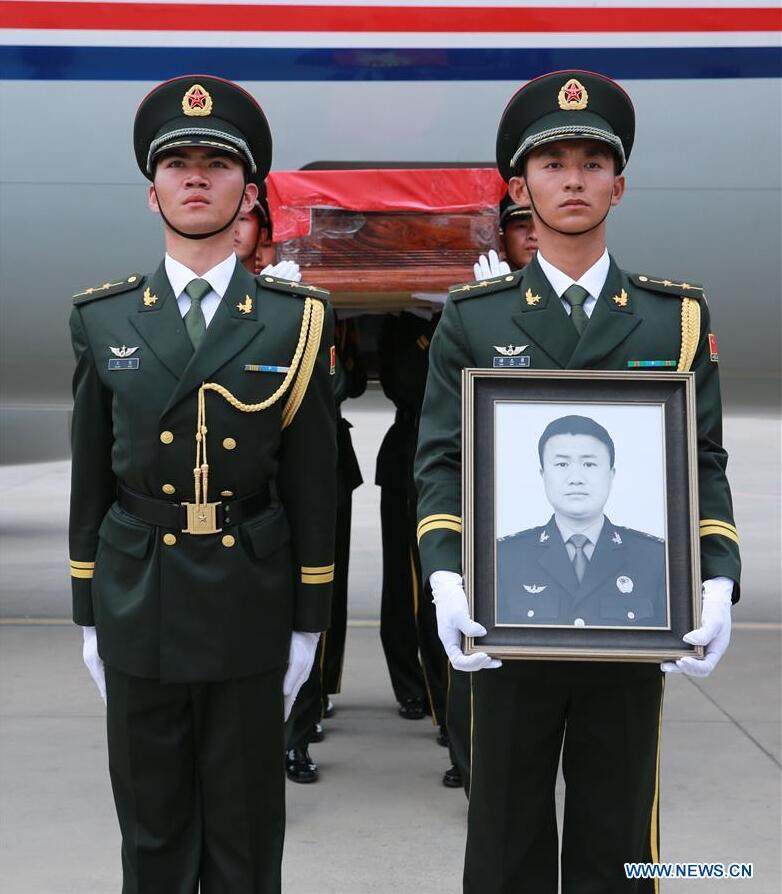 CHANGCHUN, June 9, 2016 (Xinhua) -- Honor guards carry the coffin of Chinese UN peacekeeping soldier Shen Liangliang off the plane at Longjia Airport in Changchun, capital of northeast China