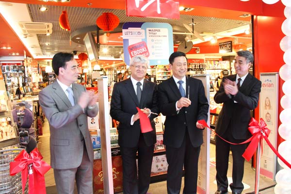 Guo Weimin (second, right), vice-minister of the State Council Information Office, opens the book fair with Polish guests. [Photo by Chen Xu/Xinhua]