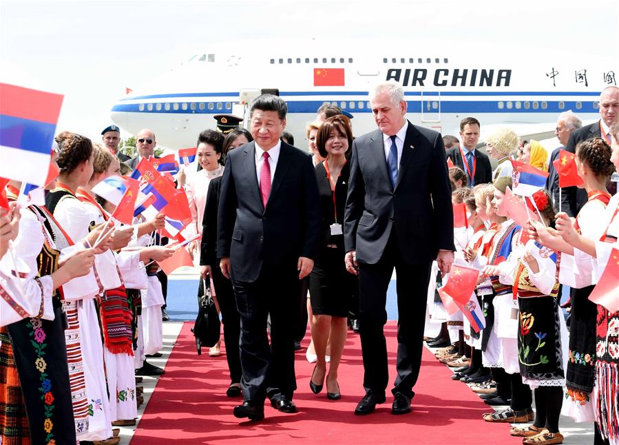 BELGRADE, June 17, 2016 (Xinhua) -- Chinese President Xi Jinping and his wife Peng Liyuan are greeted by Serbian President Tomislav Nikolic and his wife upon their arrival at the airport of Belgrade, Serbia, June 17, 2016. Xi started a state visit to Serbia Friday.(Xinhua/Rao Aimin)