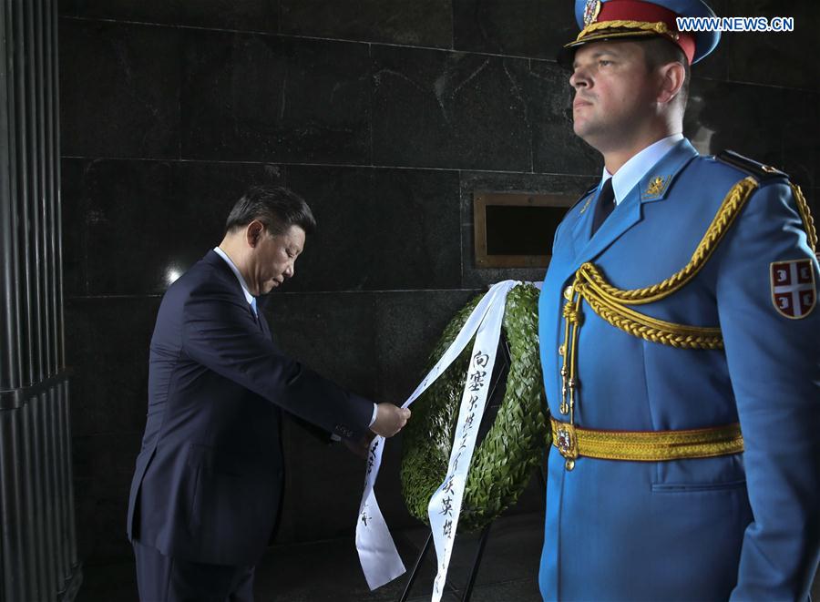  Chinese President Xi Jinping (L) lays a wreath at the monument of the unknown soldier on Mount Avala in Belgrade, Serbia, June 19, 2016. (Xinhua/Lan Hongguang)