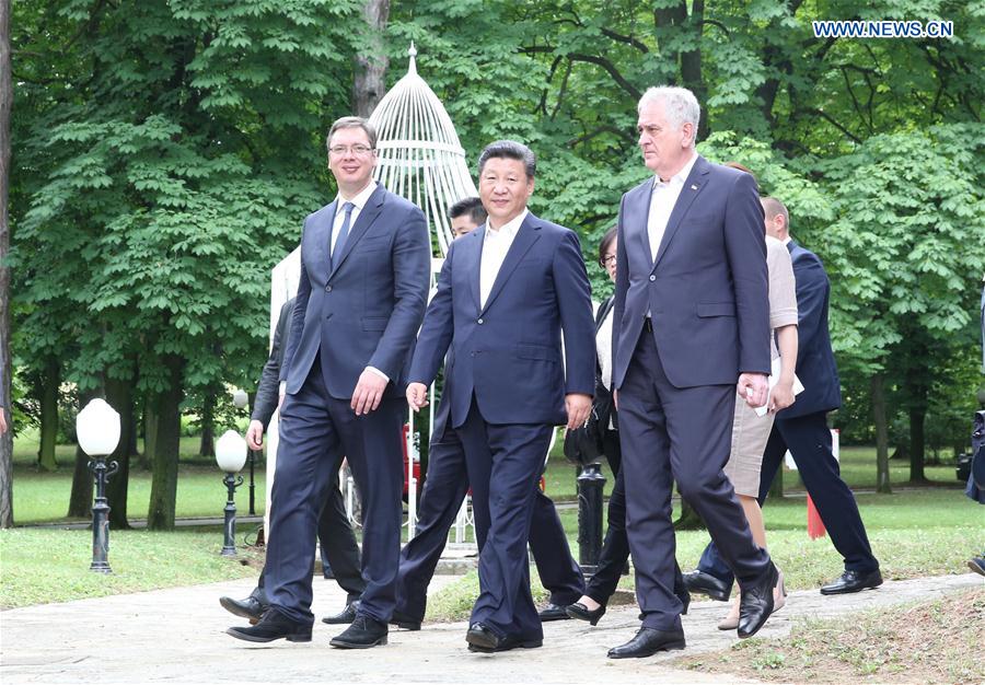  Chinese President Xi Jinping (C, front) attends a luncheon hosted by Serbian President Tomislav Nikolic (R, front) and Serbian Prime Minister Aleksandar Vucic (L, front) in Belgrade, Serbia, June 19, 2016. (Xinhua/Ding Lin)