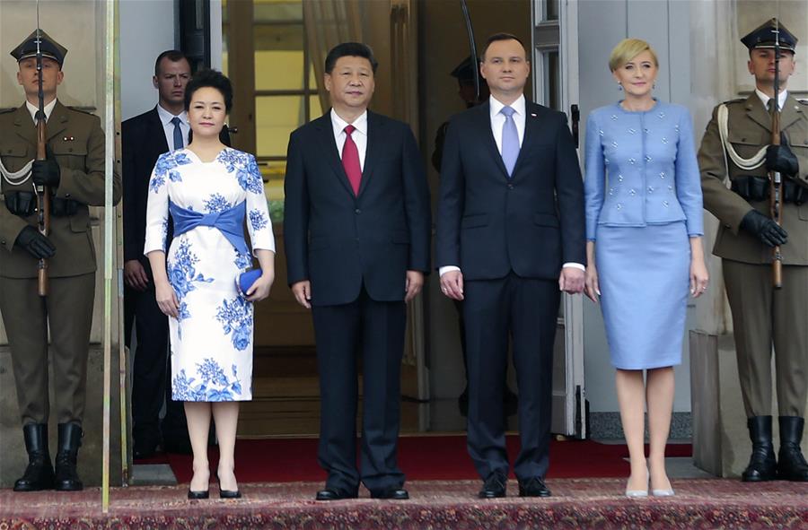  Chinese President Xi Jinping (2nd L front) attends a welcoming ceremony held by Polish President Andrzej Duda (2nd R front) in Warsaw, Poland, June 20, 2016. (Xinhua/Lan Hongguang)